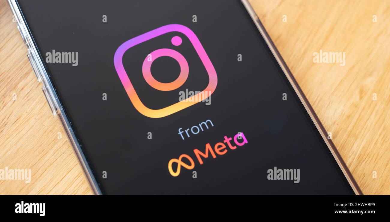 CHIANG mai, TAILANDIA - 28 FEB 2022 : applicazione Instagram su iPhone 13 Pro Max. Instagram si arrotolano per realizzare brevi video da Meta. Foto Stock