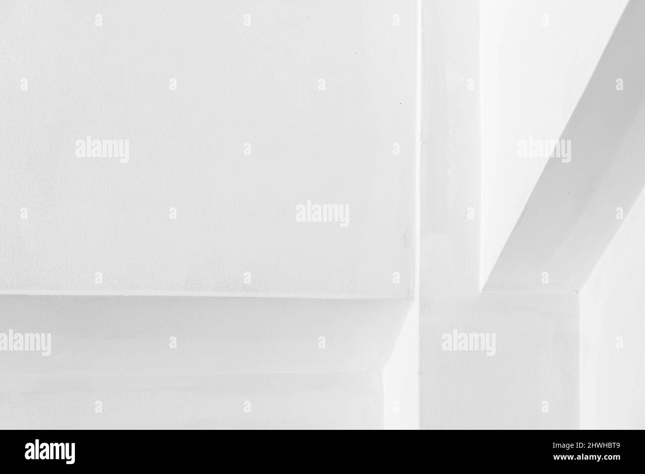 Astratto bianco minimo sfondo interno, angoli di travi a soffitto con ombre morbide Foto Stock