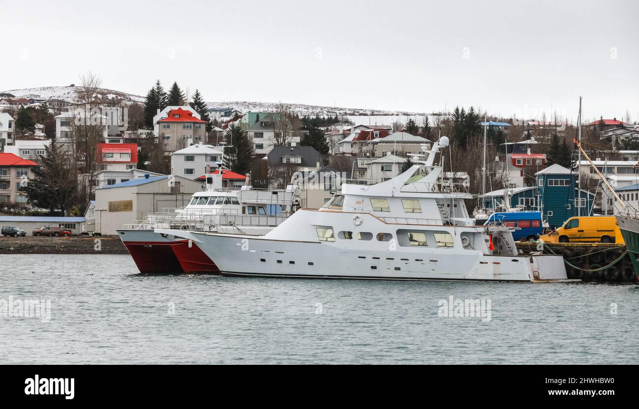 Le navi sono ormeggiate nel porto di Hafnarfjordur. È una città e un comune situato sulla costa sud-occidentale dell'Islanda Foto Stock