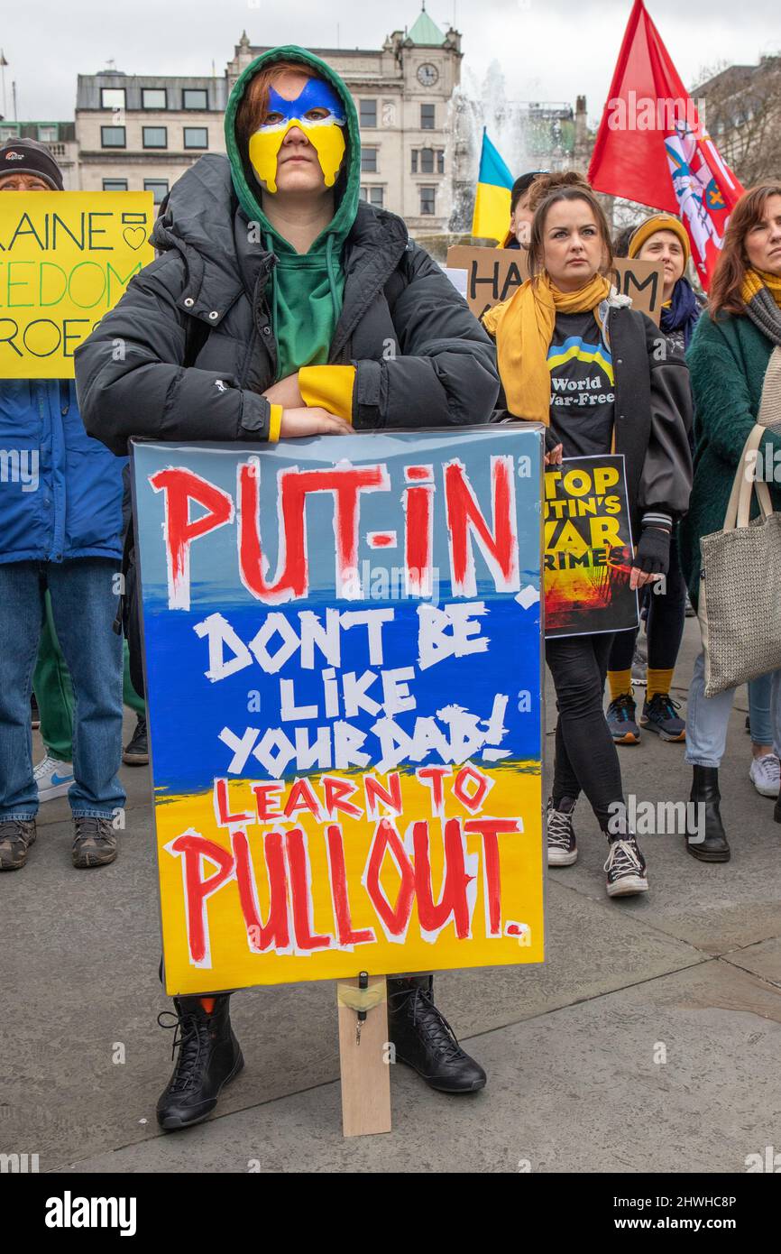 Londra, Inghilterra, Regno Unito 5 marzo 2022 circa mille manifestanti si riuniscono a Trafalgar Square in solidarietà con l’Ucraina e contro l’invasione del paese da parte della Russia. Credit: Denise Laura Baker/Alamy Live News Foto Stock