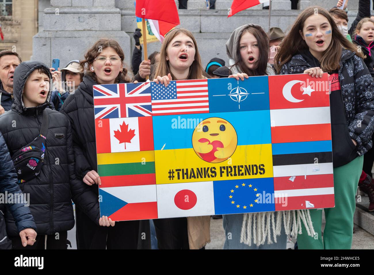 Londra, Inghilterra, Regno Unito 5 marzo 2022 circa mille manifestanti si riuniscono a Trafalgar Square in solidarietà con l’Ucraina e contro l’invasione del paese da parte della Russia. Donne e bambini hanno striscioni, poster e cartelloni con messaggi a Putin e Russia credito: Denise Laura Baker/Alamy Live News Foto Stock