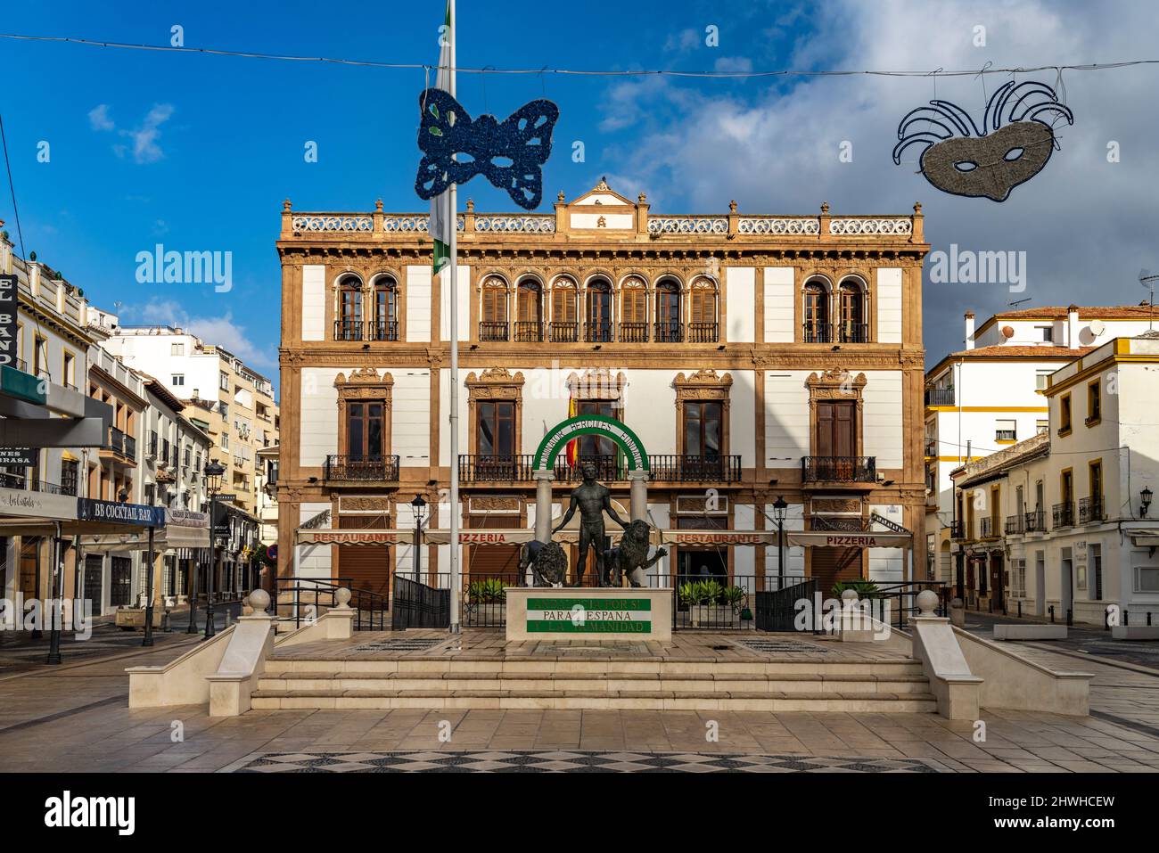Statua des Herkules mit zwei Löwen auf dem Platz Plaza del Socorro, Ronda, Andalusia, Spanien | Statua di Ercole con due leoni sulla piazza di Foto Stock