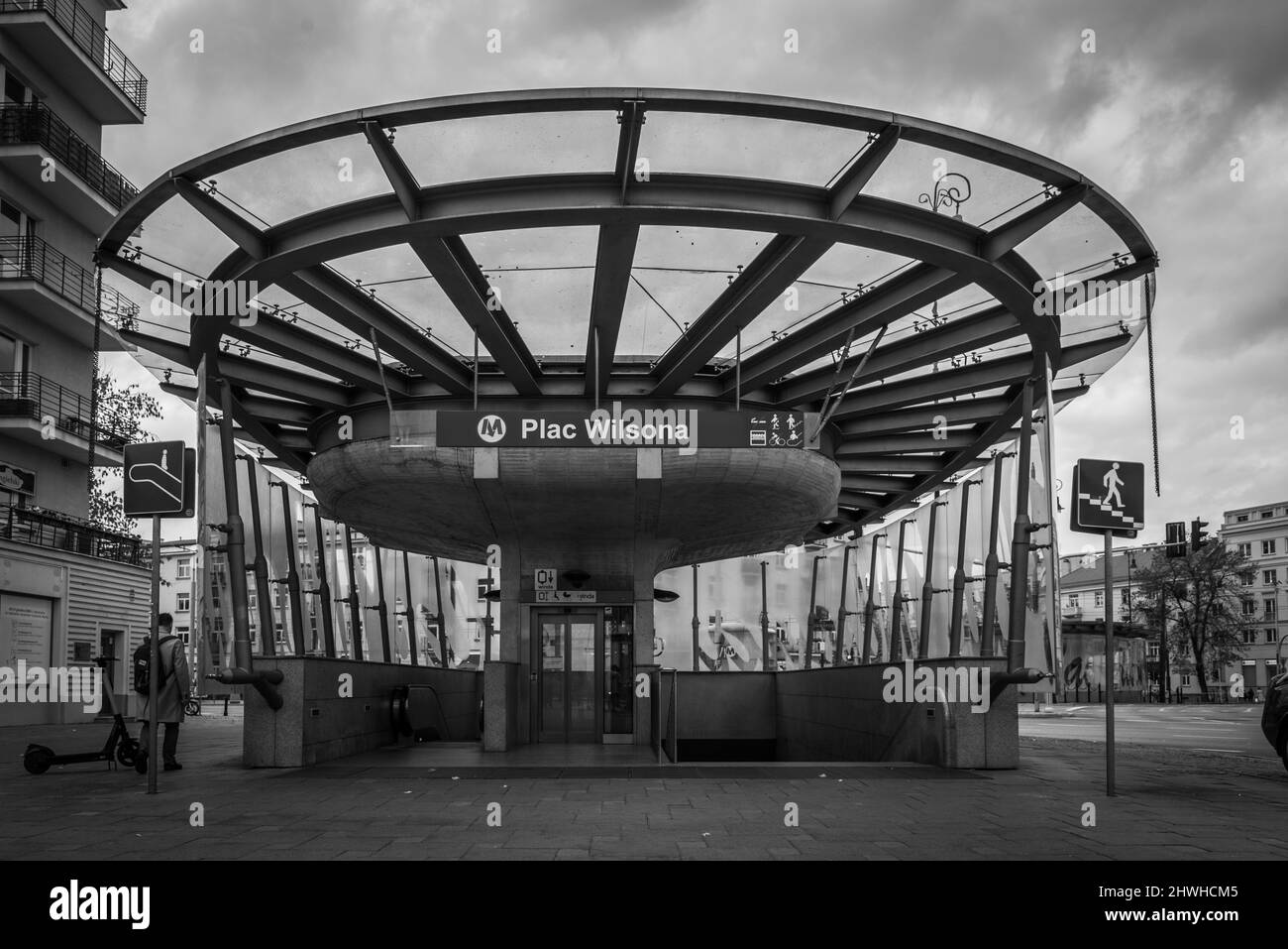 Ingresso alla stazione della metropolitana di Plac Wilsona Foto Stock