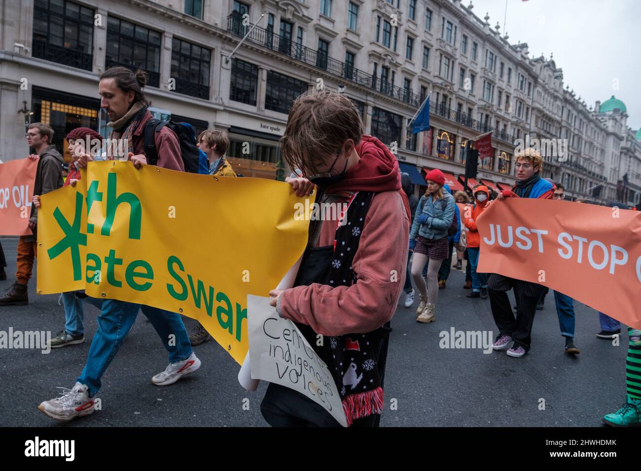 Youth Climate Swarm protesta contro l'uso del petrolio attraverso Londra, facendo soste a vari incroci principali nel centro della città Foto Stock