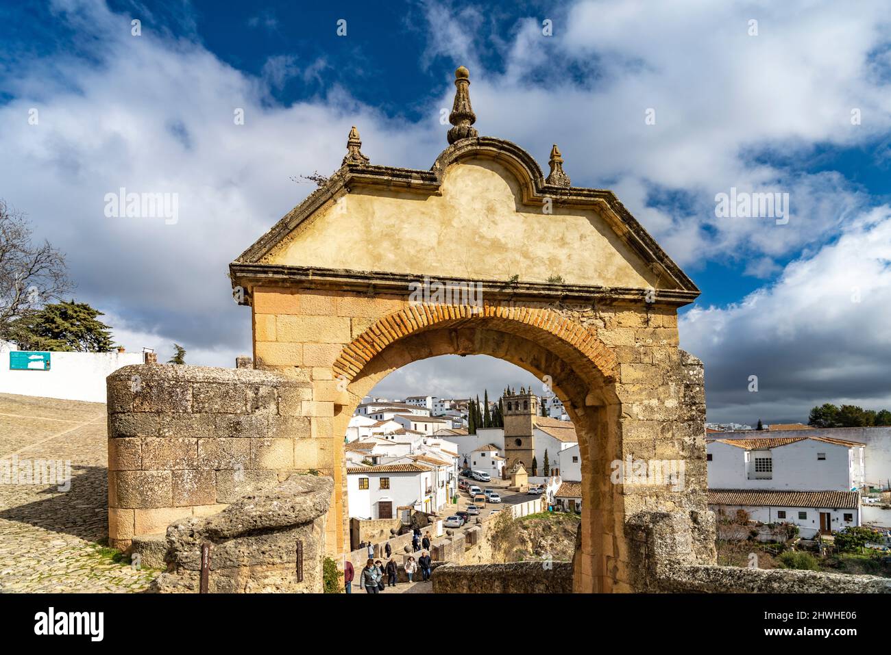 Torbogen Arco Felipe V und die weissen Häuser der Altstadt mit der Kirche Iglesia de Padre Jesús, Ronda, Andalusia, Spanien | porta ad arco di file Foto Stock