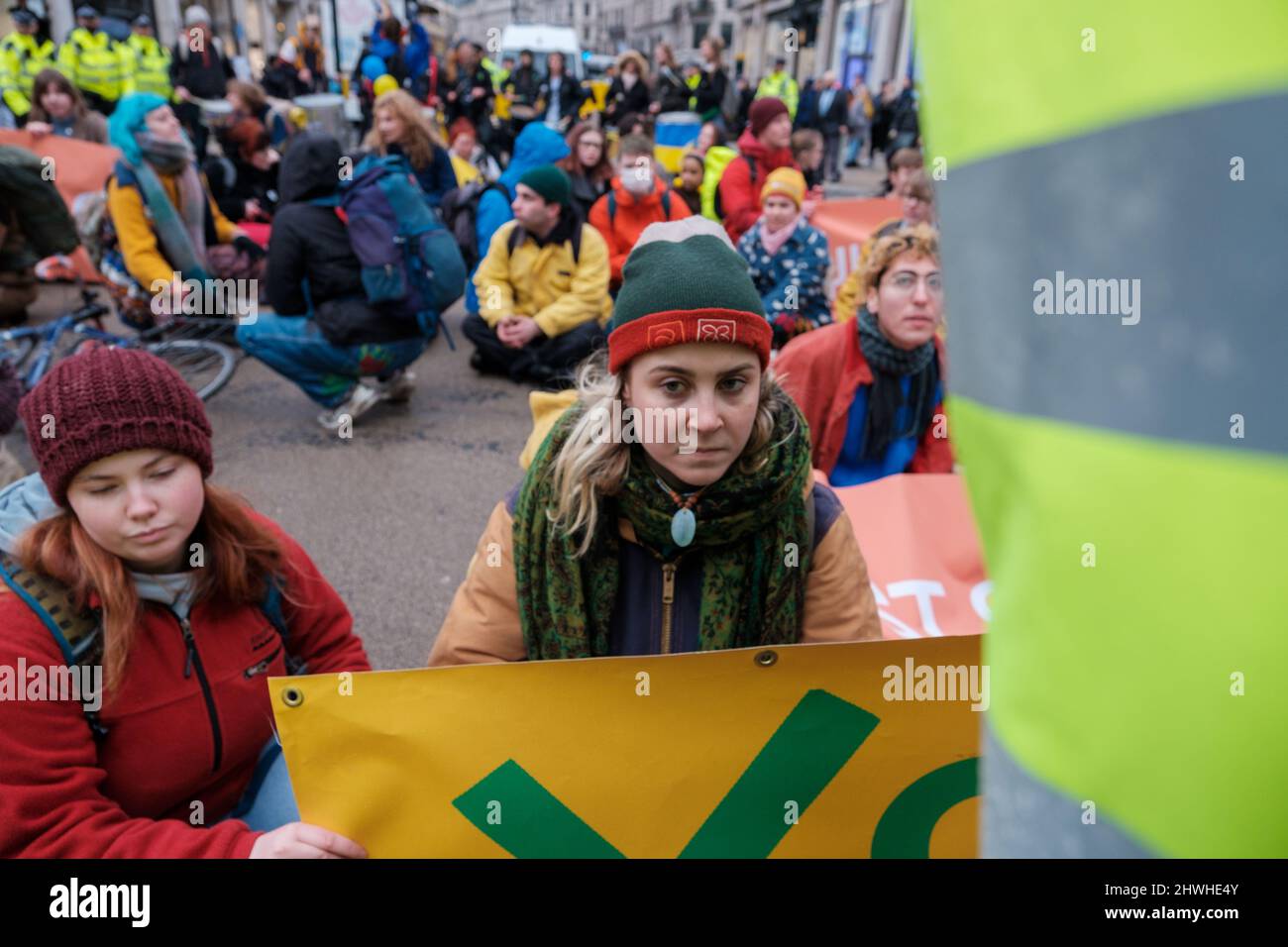 Youth Climate Swarm protesta contro l'uso del petrolio attraverso Londra, facendo soste a vari incroci principali nel centro della città Foto Stock