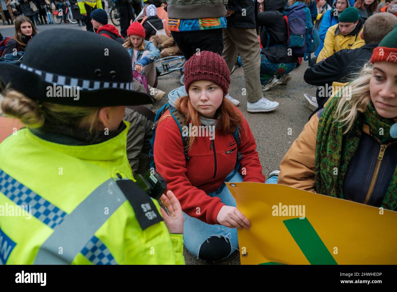 Youth Climate Swarm protesta contro l'uso del petrolio attraverso Londra, facendo soste a vari incroci principali nel centro della città Foto Stock