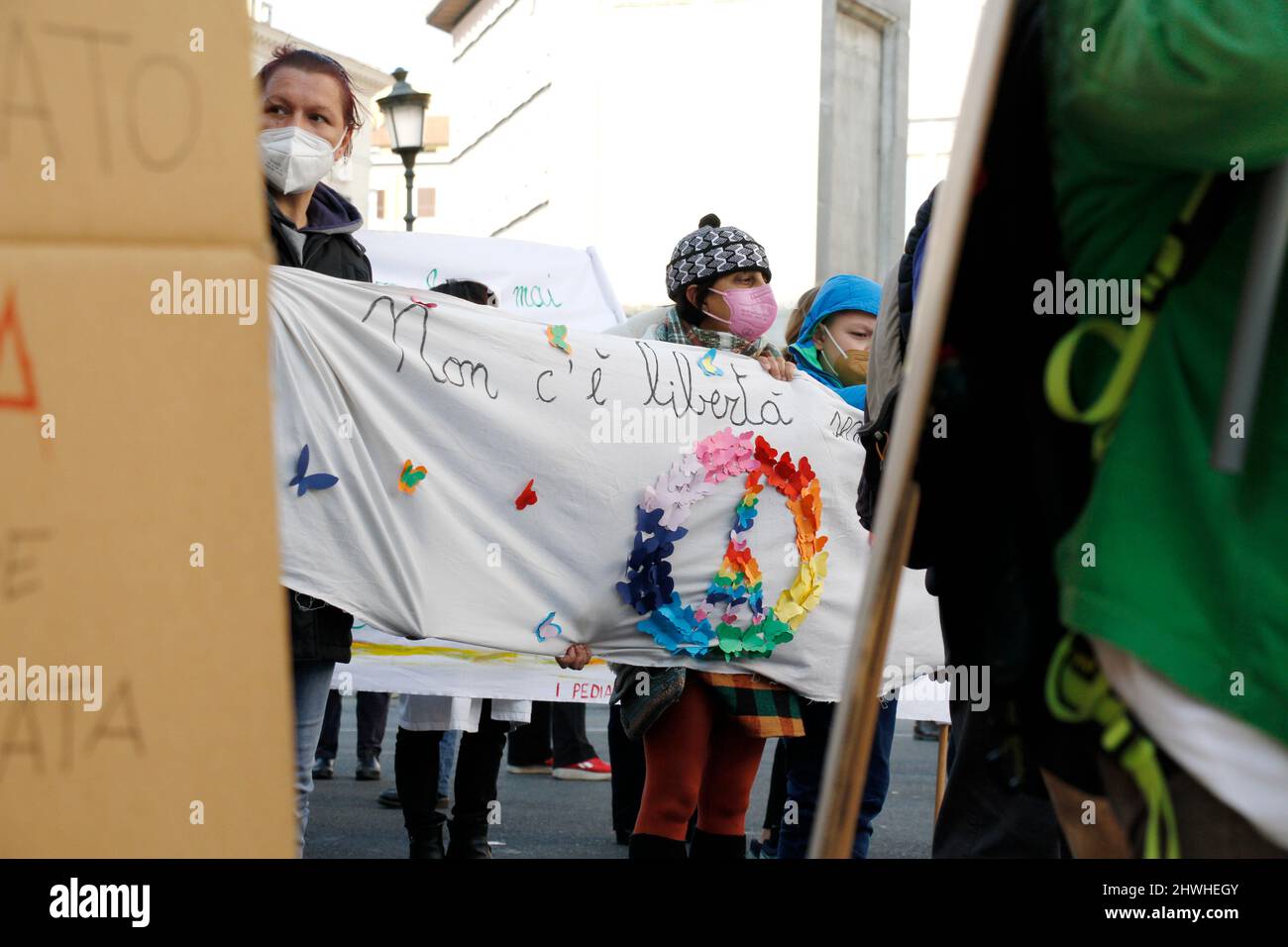 5th marzo 2022 protesta contro la guerra - la gente a Roma Italia si dimostra contro la guerra in Ucraina. Foto Stock