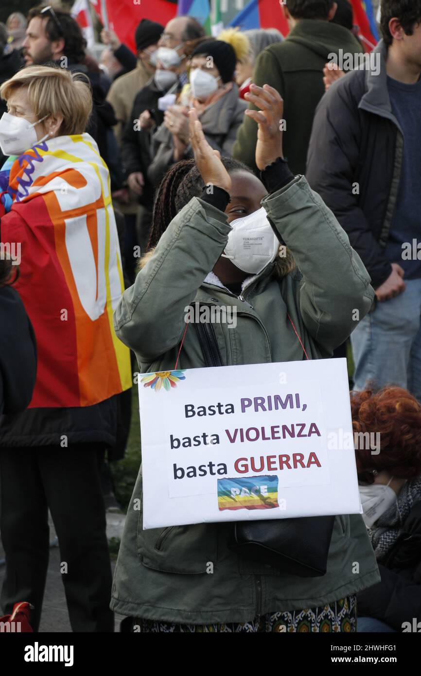 5th marzo 2022 protesta contro la guerra - la gente a Roma Italia si dimostra contro la guerra in Ucraina. Foto Stock