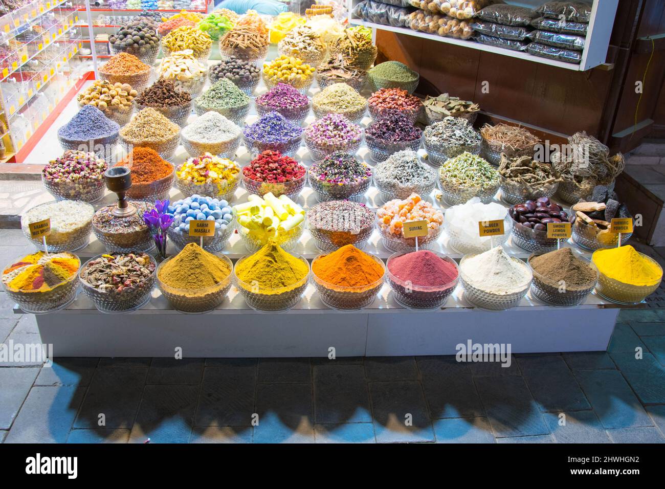 Un colorato display di spezie in Dubai. Scattata con Nikon D5300 Foto Stock