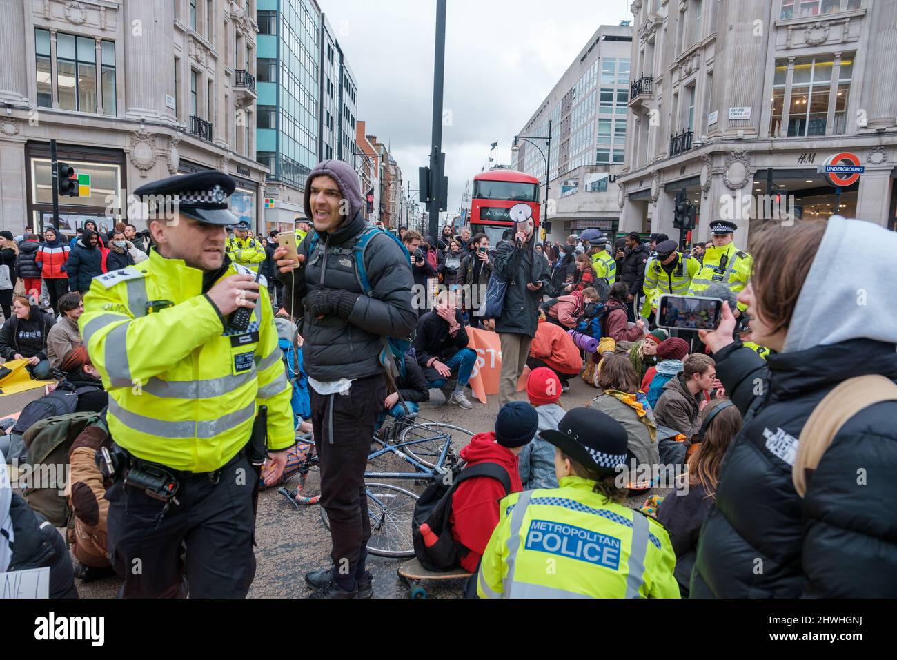 Youth Climate Swarm protesta contro l'uso del petrolio attraverso Londra, facendo soste a vari incroci principali nel centro della città Foto Stock