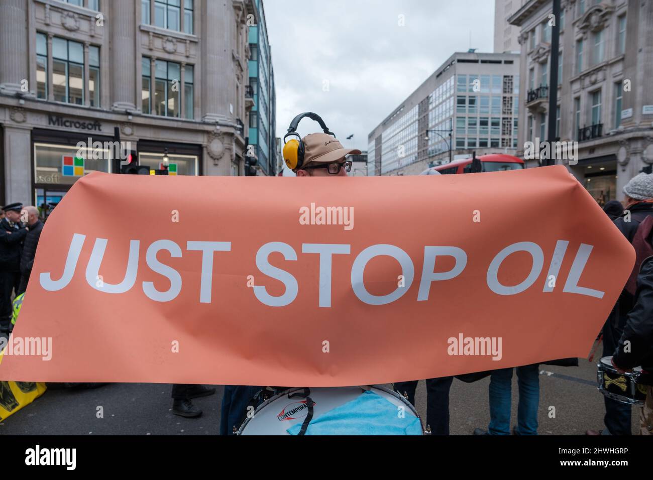 Youth Climate Swarm protesta contro l'uso del petrolio attraverso Londra, facendo soste a vari incroci principali nel centro della città Foto Stock