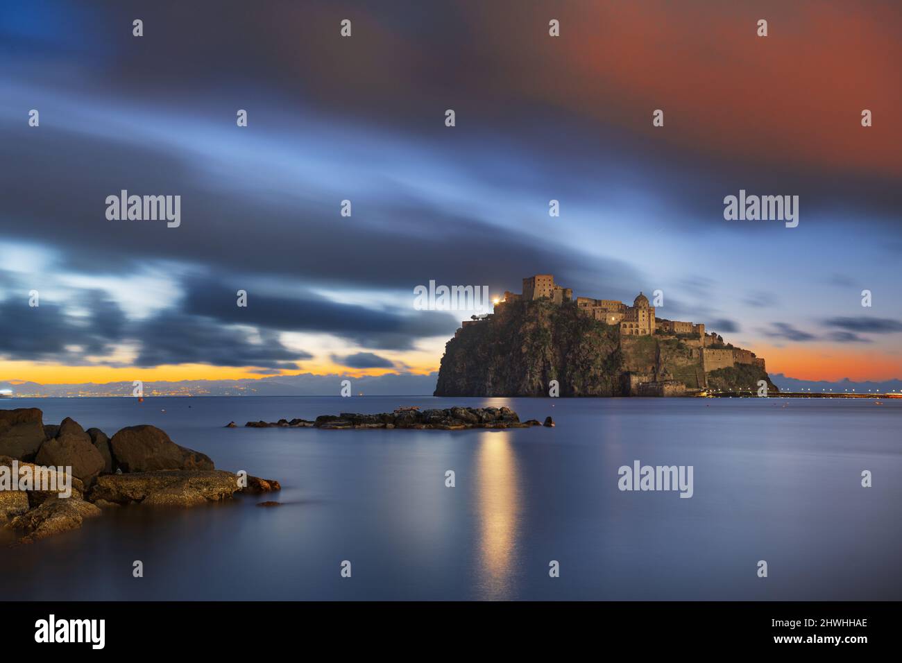 Ischia, Italia con il Castello Aragonese nel Mediterraneo all'alba. Foto Stock
