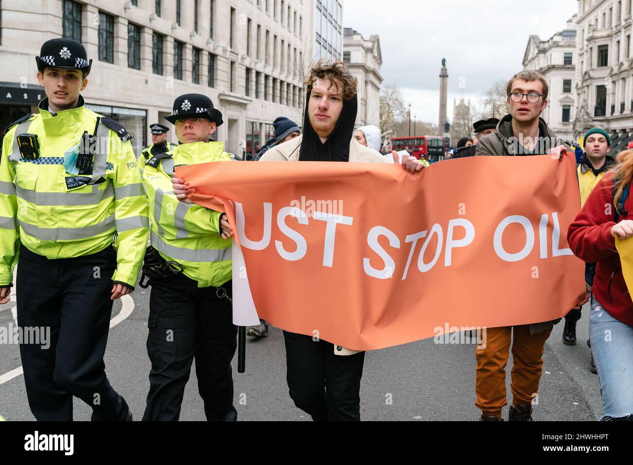 Londra, Regno Unito. 5 marzo 2022. I manifestanti Youth Climate Swarm marciano a Londra cantando "Just stop oil" Foto Stock