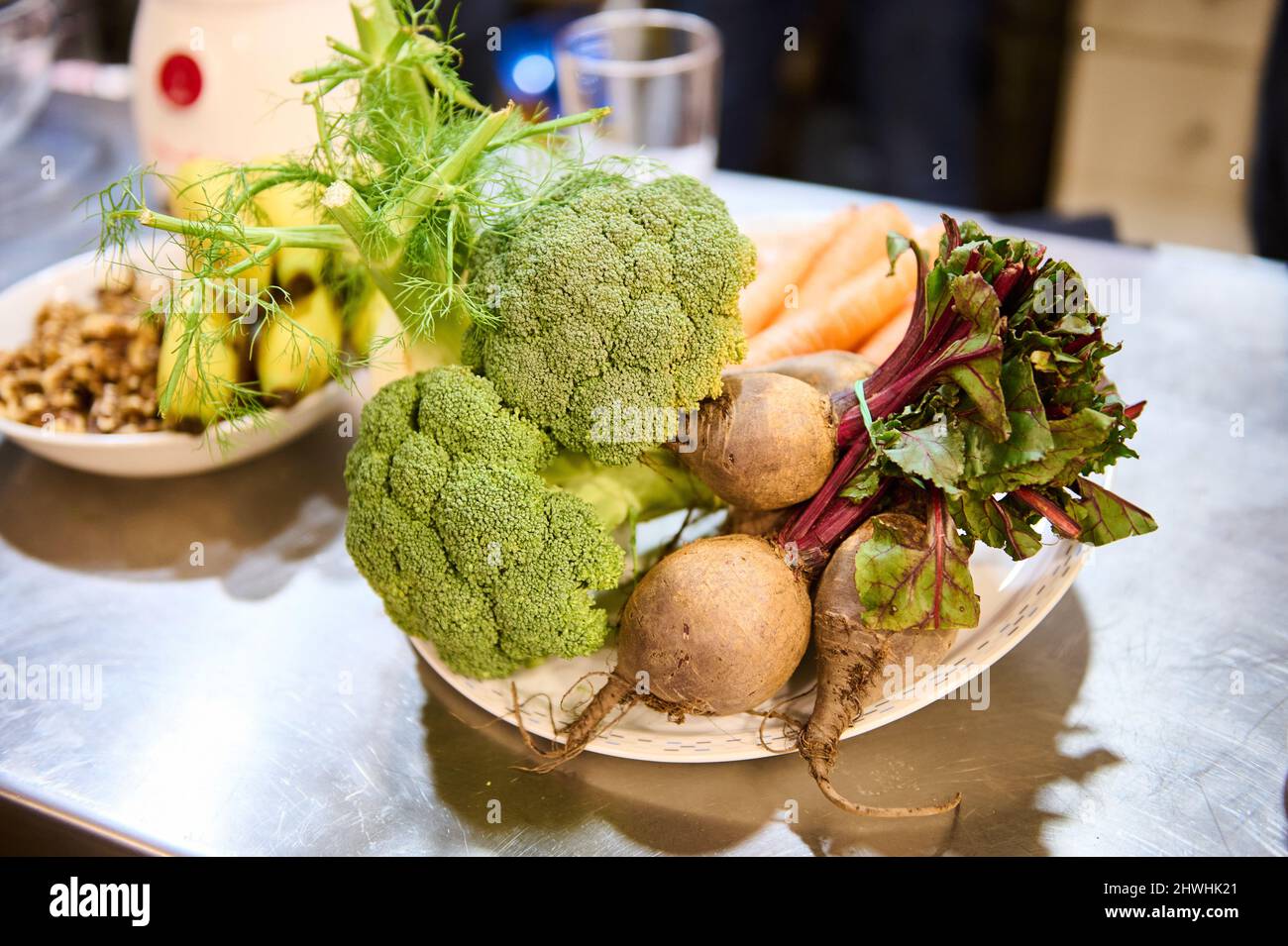 Piatto con broccoli, barbabietole e altri ingredienti in cucina Foto Stock