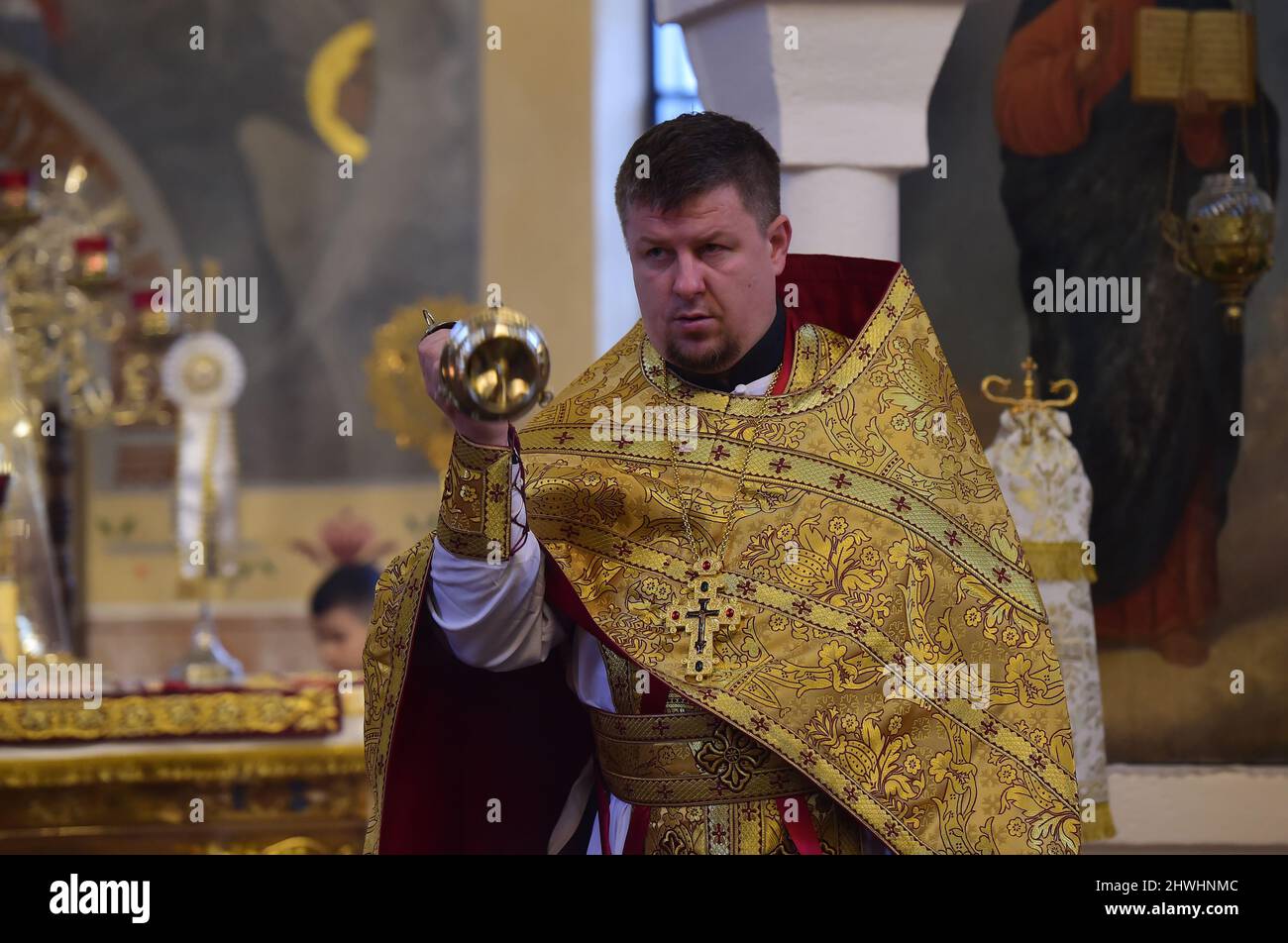 Olomouc, Repubblica Ceca. 06th Mar 2022. Divina Liturgia nella Cattedrale di San Gorazd a Olomouc il perdono Domenica, 6 marzo 2022, prima dell'inizio della Quaresima prima di Pasqua. I credenti ortodossi hanno pregato per la pace in Ucraina durante l'evento. Credit: Ludek Perina/CTK Photo/Alamy Live News Foto Stock