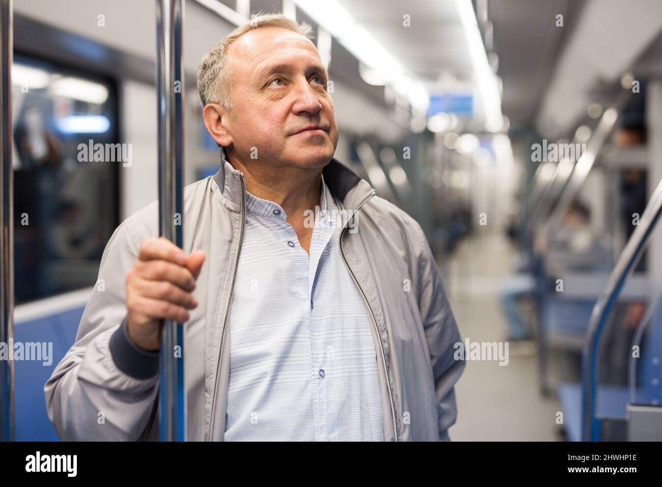 Uomo di mezza età in macchina della metropolitana Foto Stock