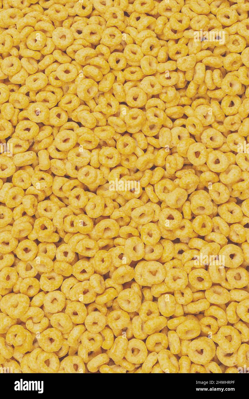 Sfondo e texture corn-flakes. Vista dall'alto. Scatola di cereali con anelli di miele per la colazione del mattino. Foto Stock