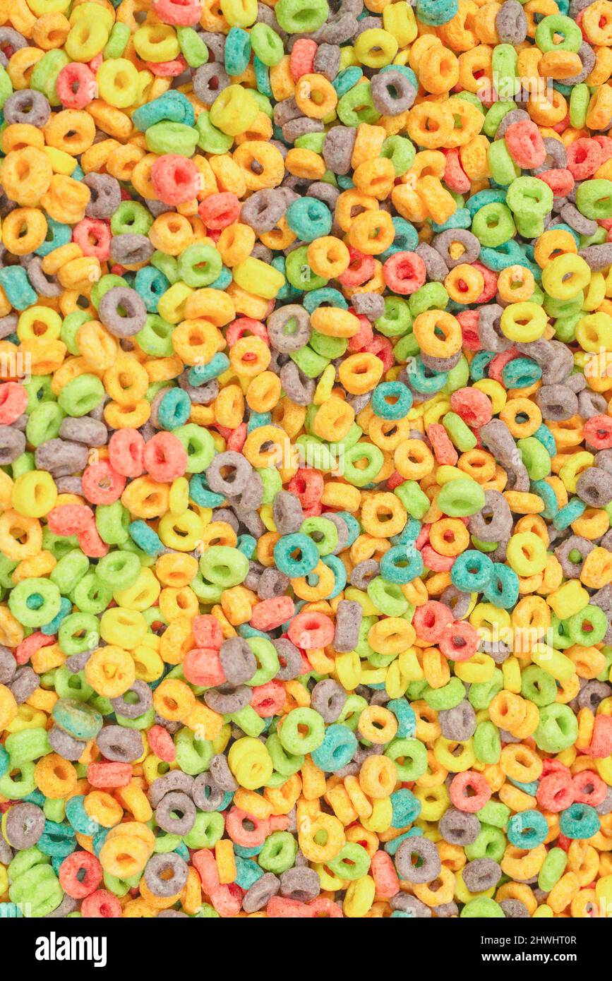 Dolci fiocchi multicolore, anelli di cereali come sfondo. Foto Stock