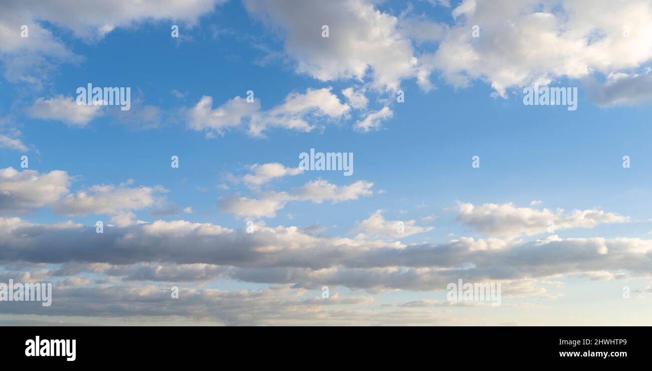 Bellissimo cielo blu brillante con sfondo nuvole estive Foto Stock