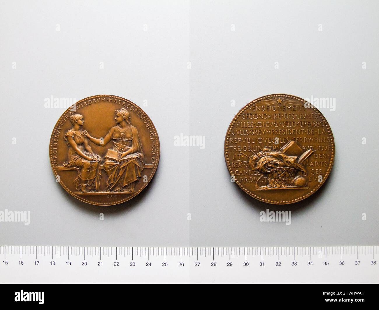 Medaglia per l'istruzione secondaria delle giovani donne in Francia. Artista: Louis-Oscar Roty, francese, 1846–1911 Foto Stock