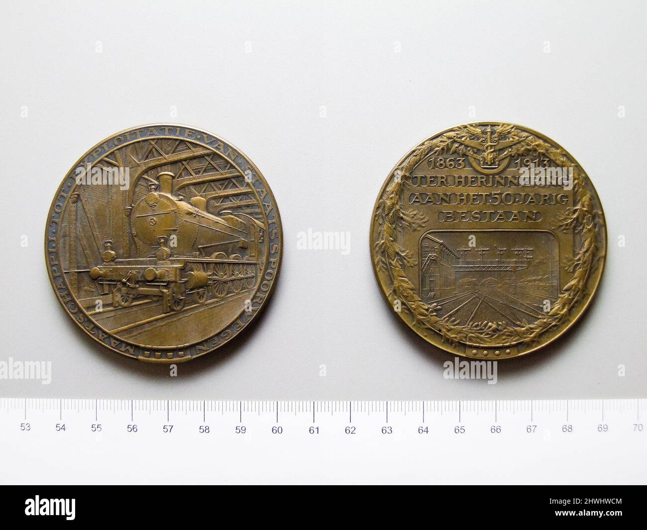 Medaglia che commemora 50 anni di Ferrovie governative. Oggetto: Paesi Bassi oggetto: Ferrovia olandese Mint: Rudolf Mayer, Austria, 1846–1916 Mint: Sconosciuto artista: Johann Cornelius Wienecke, olandese, 1872–1945 Foto Stock