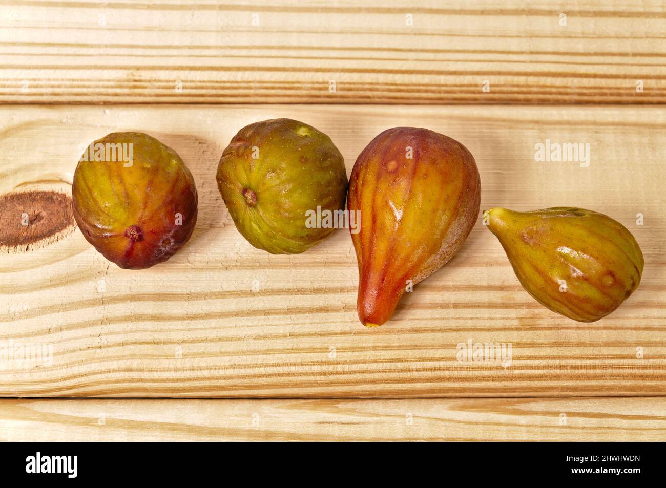 Fichi biologici freschi su un tavolo di legno. Dieta mediterranea Foto Stock