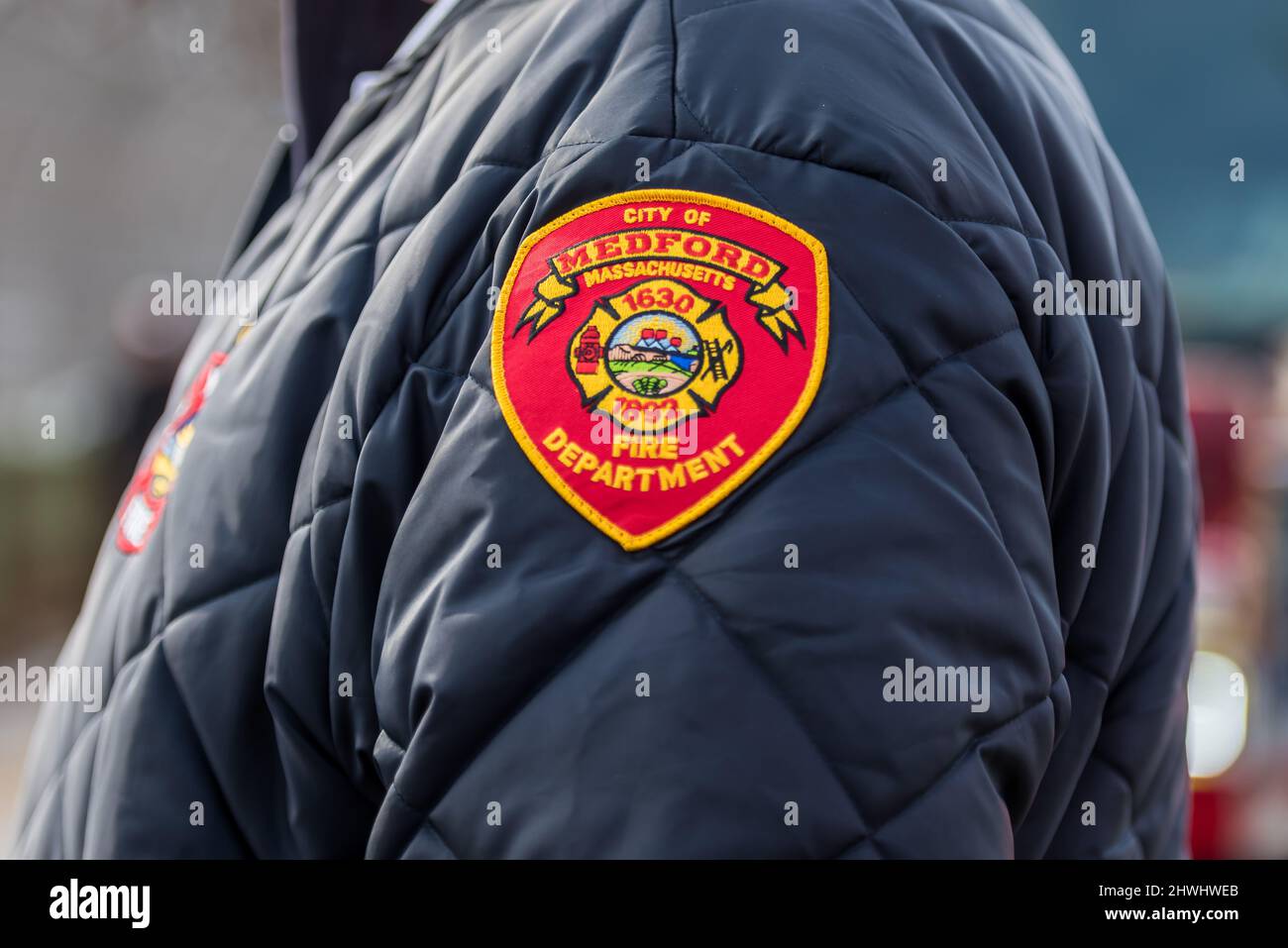 Primo piano di un patch uniforme di un vigile del fuoco di Medford alla processione in onore del Mass state Trooper Tamar Bucci. Marzo 5, 2022 Foto Stock