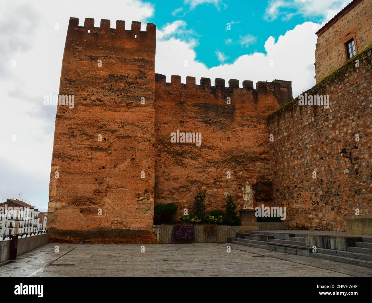 Torre dell'omaggio nella piazza principale di Cáceres Foto Stock