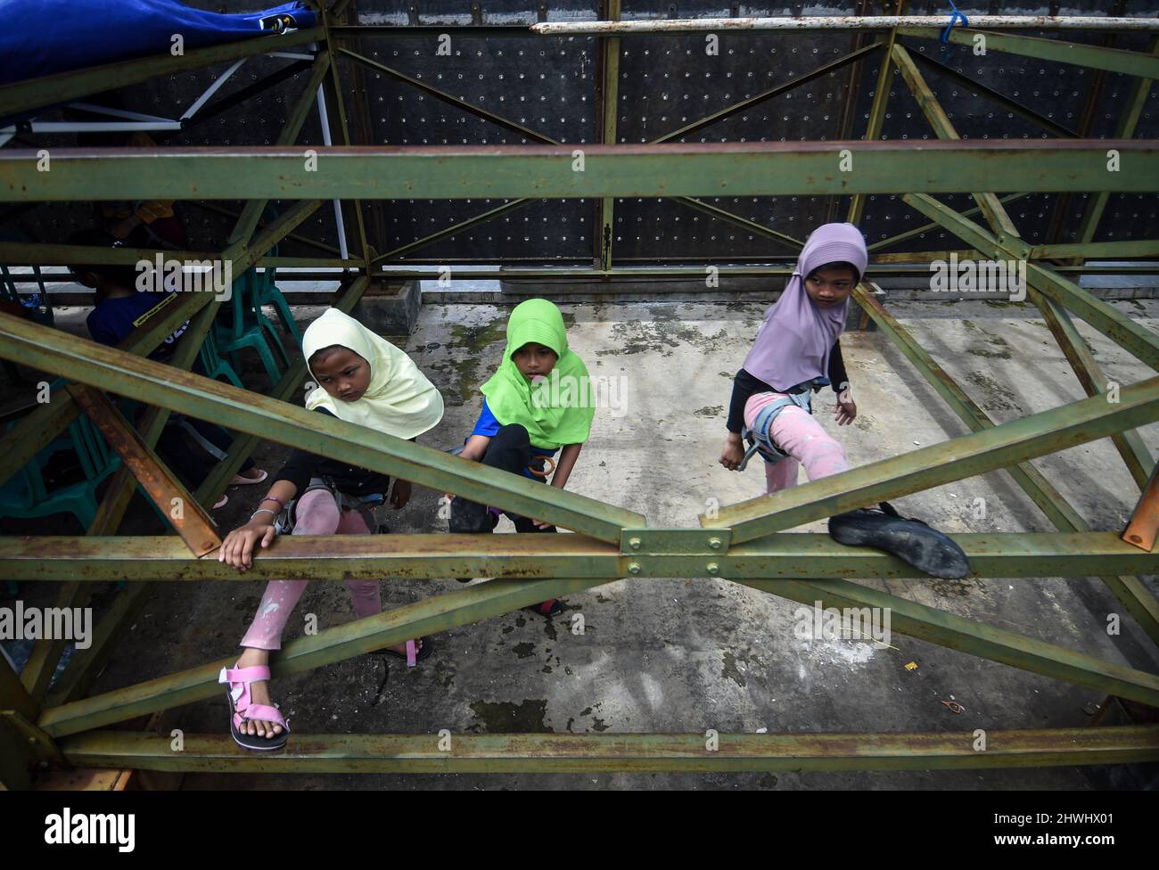 (220306) -- SOUTH TANGERANG, 6 marzo 2022 (Xinhua) -- le ragazze si preparano prima di partecipare ad un concorso regionale di arrampicata su muro per studenti di età compresa tra 7 e 12 anni a South Tangerang nella provincia di Banten, Indonesia, 6 marzo 2022. (Foto di Agung Kuncahya B./Xinhua) Foto Stock