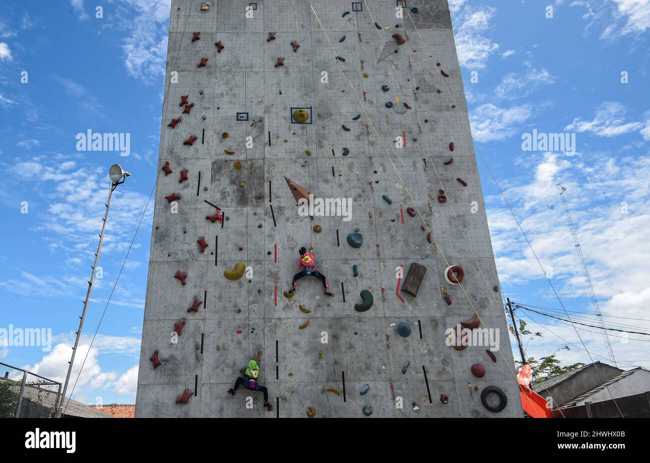 (220306) -- SOUTH TANGERANG, 6 marzo 2022 (Xinhua) -- le ragazze competono durante un concorso regionale di arrampicata del muro per gli allievi di età da 7 a 12 anni a South Tangerang nella provincia di Banten, Indonesia, 6 marzo 2022. (Foto di Agung Kuncahya B./Xinhua) Foto Stock