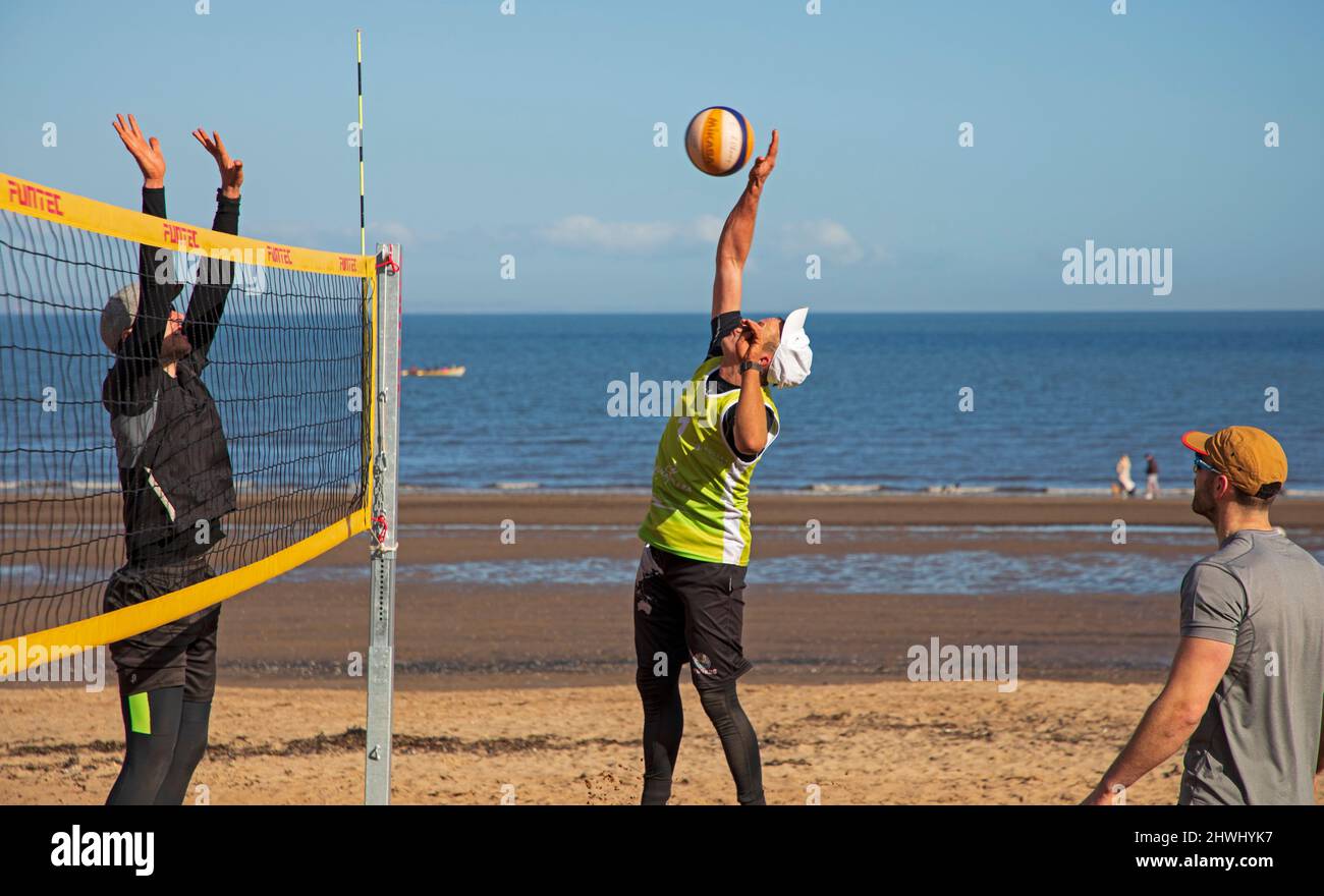 Portobello, Edimburgo, Scozia, Regno Unito. 6th marzo 2022. Allenati al sole al mare con una temperatura fredda di 4 gradi centigradi per chi gioca a pallavolo. Credit: Scottishcreative/alamy live news. Foto Stock