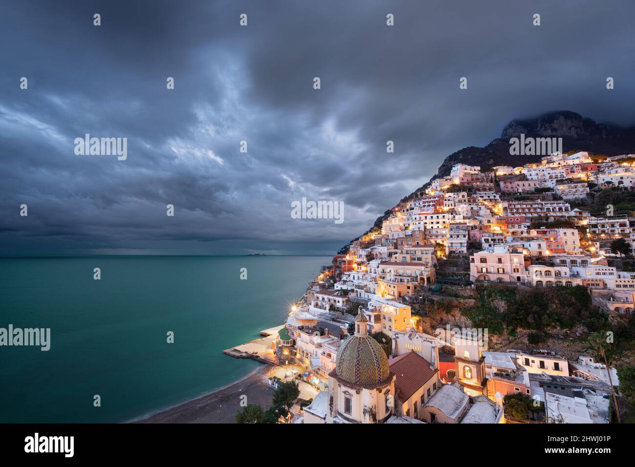 Positano, Italia lungo la Costiera Amalfitana al crepuscolo. Foto Stock