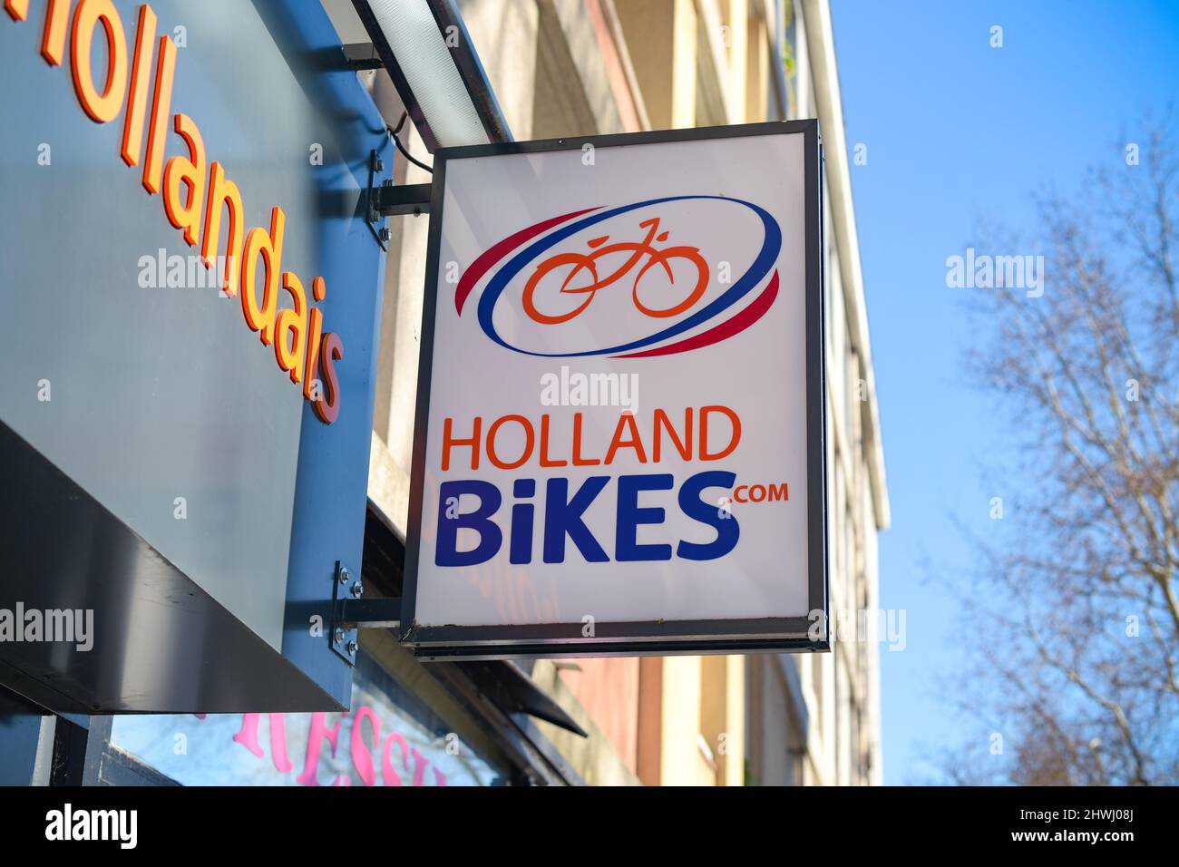 FEBBRAIO - PARIGI - FRANCIA: Vista sul cartello holland Bikes a Parigi Foto Stock
