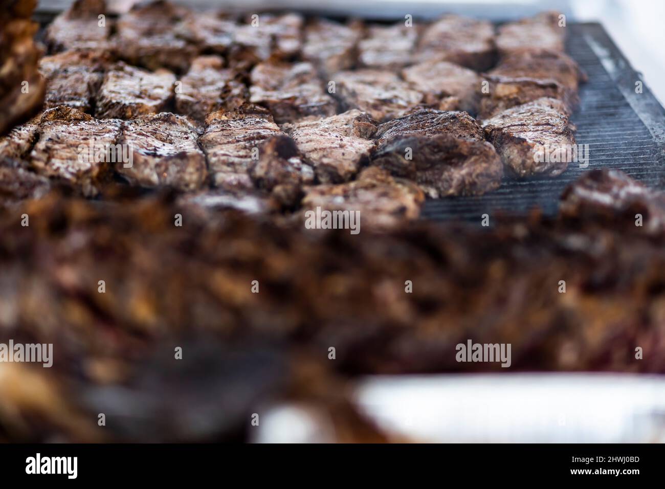 Preparazione di carni rosse in barbecue. Carne rossa cruda cibo di alta qualità per eventi sociali come matrimoni e incontri di amici. Foto Stock
