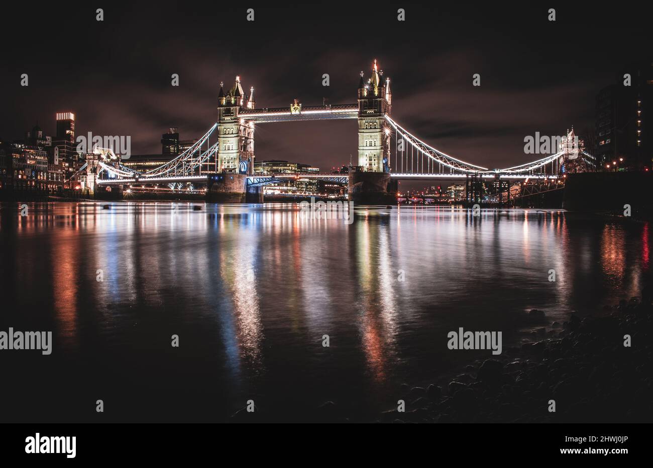 Tower Bridge di notte con riflessione Foto Stock