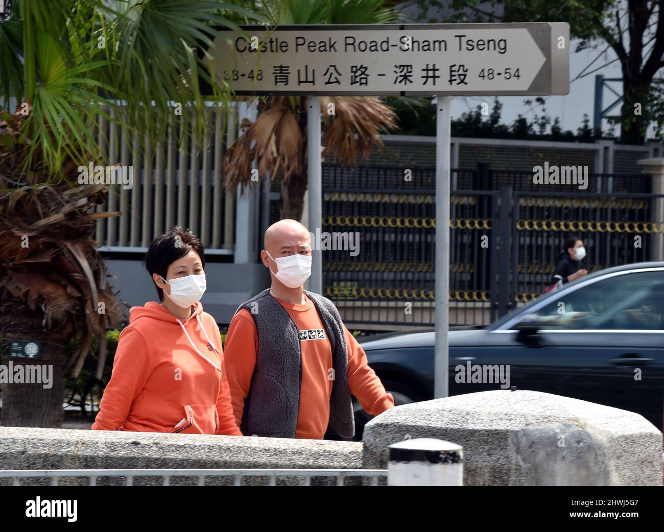 Hong Kong. 6th Mar 2022. Le persone che indossano maschere per il viso camminano su una strada nella Cina meridionale di Hong Kong, 6 marzo 2022. Credit: Lo Ping Fai/Xinhua/Alamy Live News Foto Stock