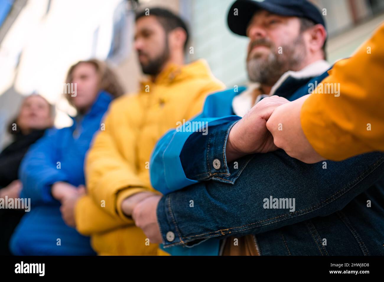 Un colpo di manifestanti in colori ucraini che protestano contro la guerra in Ucraina per strada Foto Stock