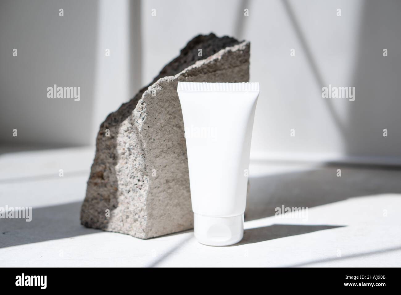 Tubo bianco crema pulito con ombre alla moda e texture in pietra Foto Stock