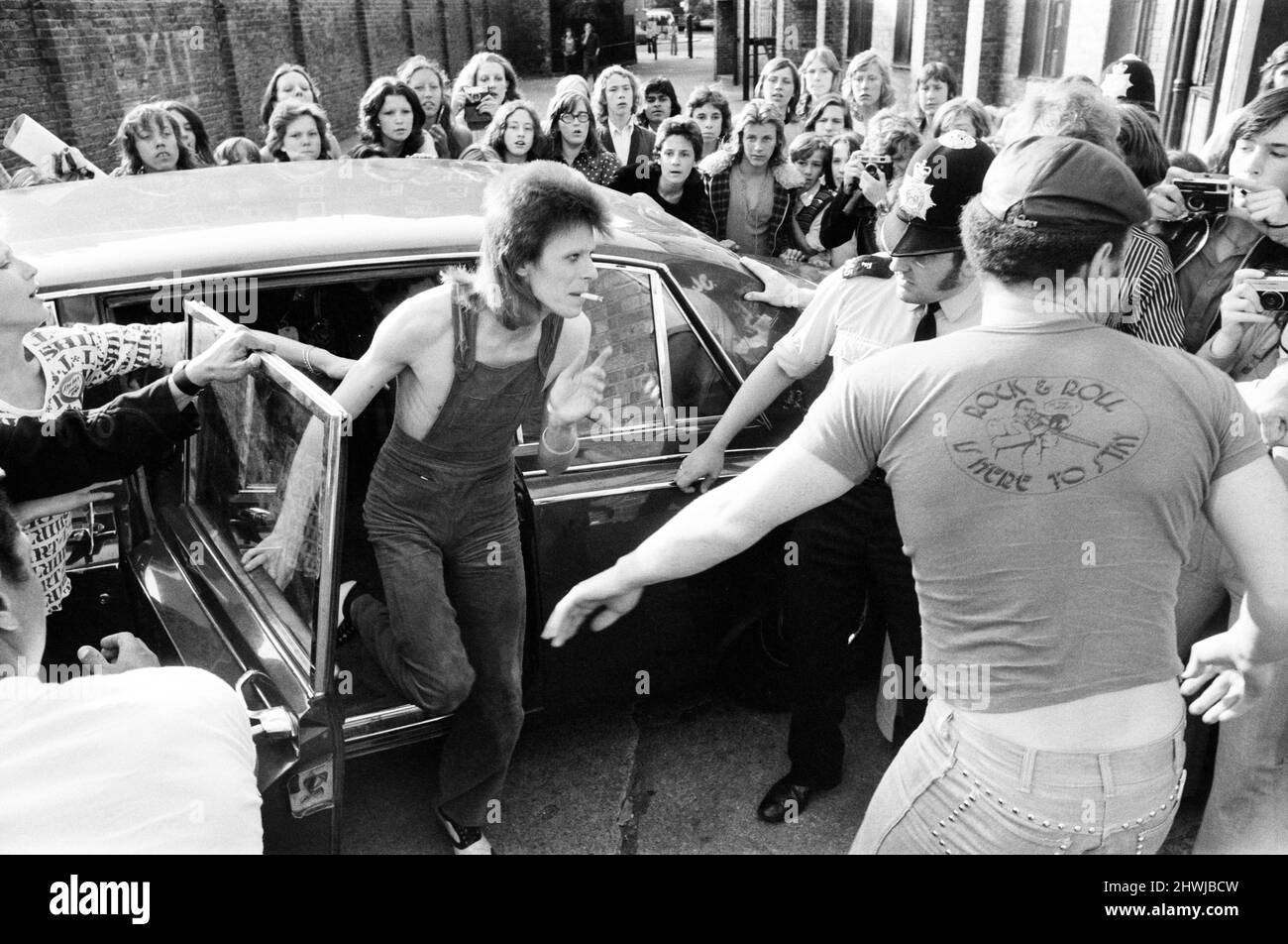 Il cantante David Bowie come Ziggy Stardust arriva alla porta del palco dell'Odeon di Hammersmith, dove i fan aspettavano di salutarlo prima del suo concerto serale.3rd luglio 1973. Foto Stock