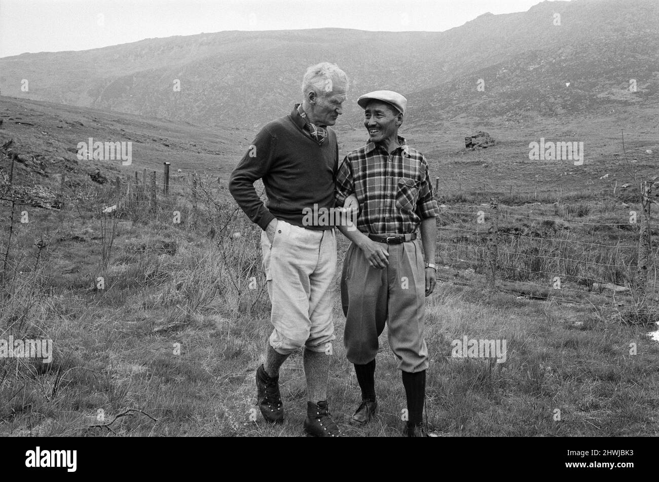 La foto mostra Lord Hunt (a sinistra) e Sherpa Tensing Norgay (Sherpa Tenzing Norgay, a destra) riunione Everest Men presso la base di addestramento Pen-y-Grwd a Capel Curig, nel Galles del Nord. E 'a 20 anni dalla 1953 Everest Climb, con questa riunione in Galles nel maggio 1973 la riunione ha caratterizzato Sitar Gombu, Lord Hunt, Daku Tensing, Sherpa Tensing, Sherpa Gombu, L'uomo che è stato in Everest due volte. Nota: Sir Edmund Hillary non è riuscito a fare questa riunione. Foto scattata il 26th maggio 1973 Foto Stock