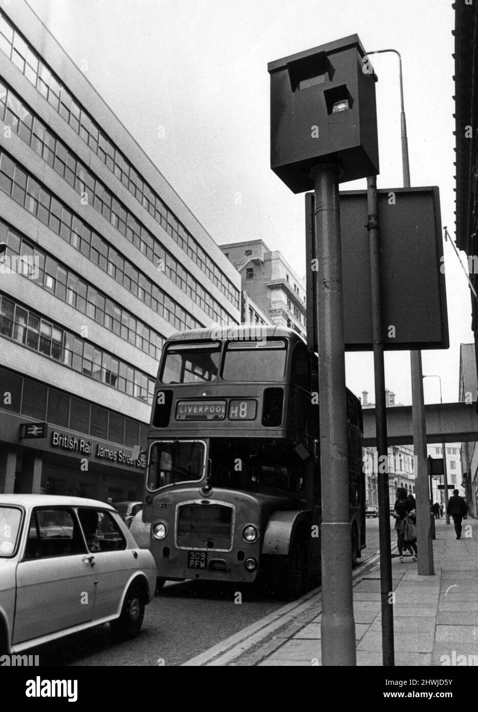 L'occhio di vedere in James Street, Liverpool, che scandisce l'incrocio di James Street e lo Strand. L'unità è dotata di flash per scattare foto al buio. 27th giugno 1973. Foto Stock