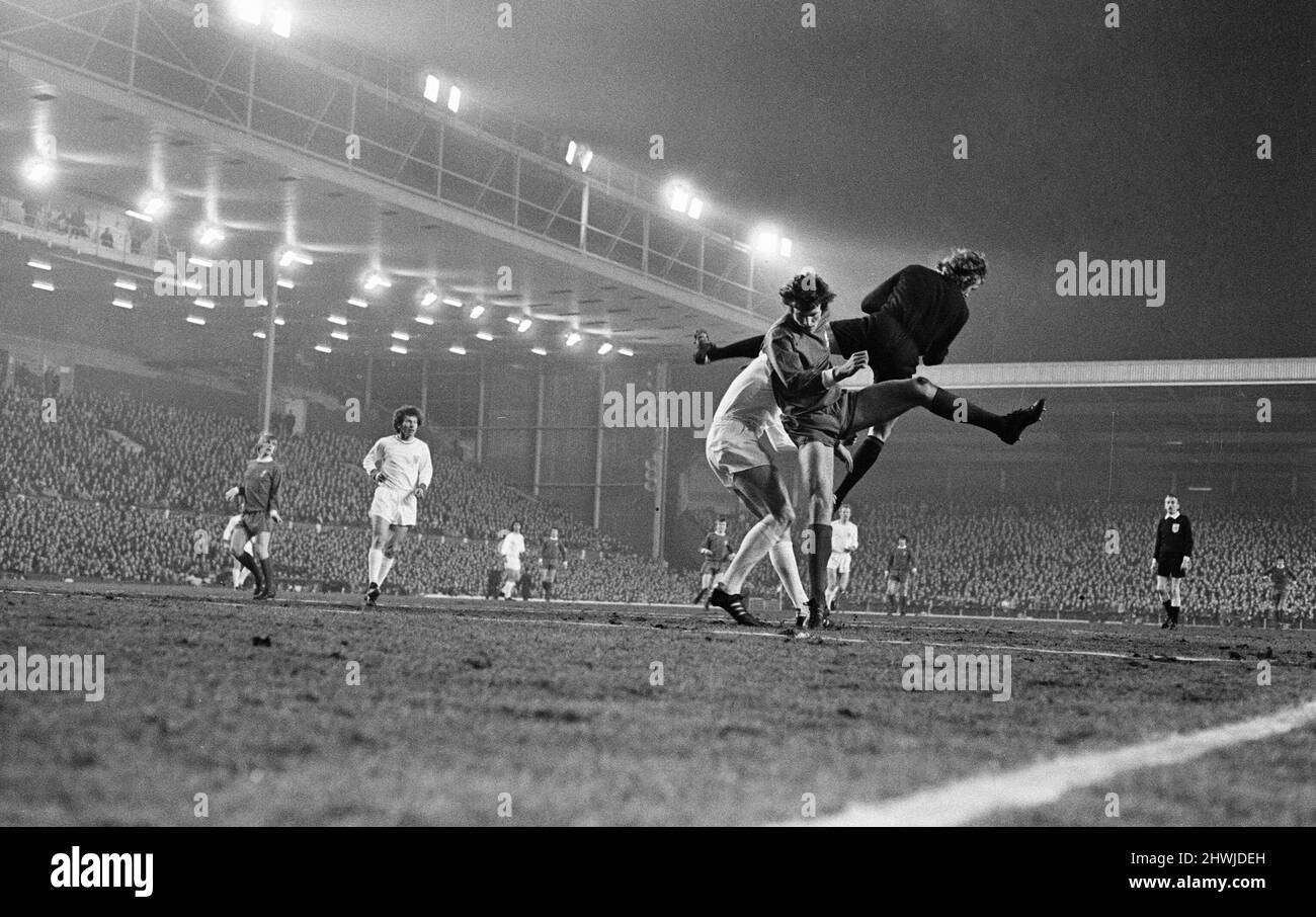 Liverpool 3-0 Bayern Munich, Inter-Cities Fiere Cup Quarter-final 1st tappa ad Anfield, mercoledì 10th marzo 1971. I nostri spettacoli di foto ... I nostri spettacoli di foto ... Bayern portiere Sepp Maier fogli John Toshack. Foto Stock