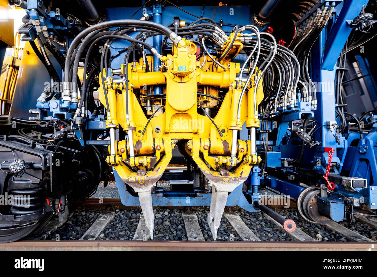 Unità di costipazione su una moderna macchina costipatrice per la costruzione di binari Foto Stock