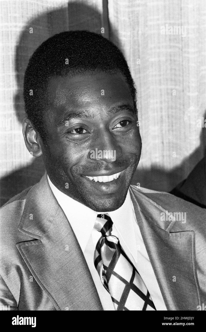Calciatore brasiliano Edson Arantes do Nascimento, più famoso sa come Pele, nella foto dopo il suo arrivo in Birmingham. Febbraio 1972 Foto Stock
