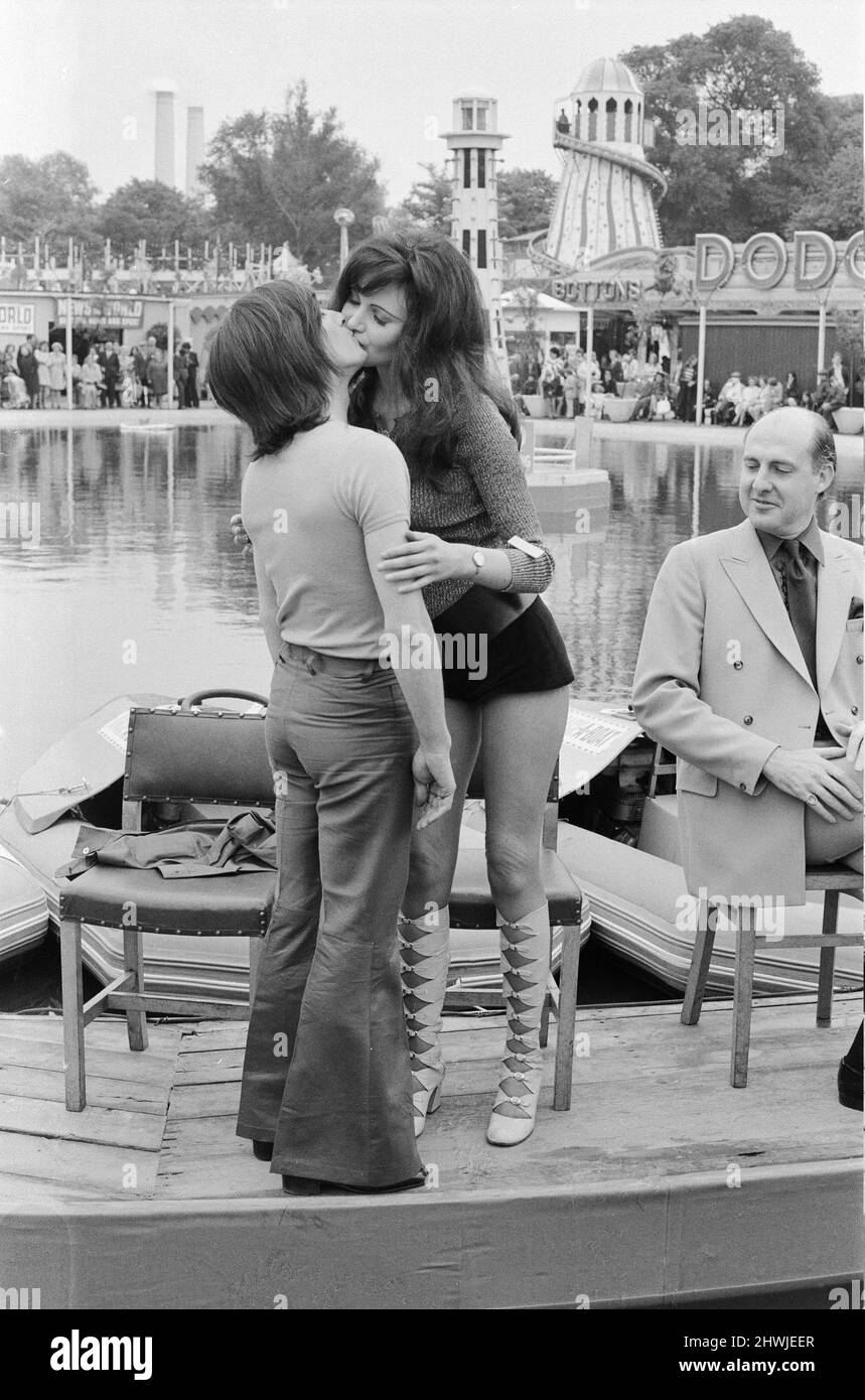 L'attrice e l'ex modello Madeline Smith ha fotografato al Variety Club Star Gala al Battersea Park Gardens, dando un bacio a radio Luxembourg DJ Tony Prince. 10th giugno 1972. Didascalia locale *** Maddy Smith Foto Stock