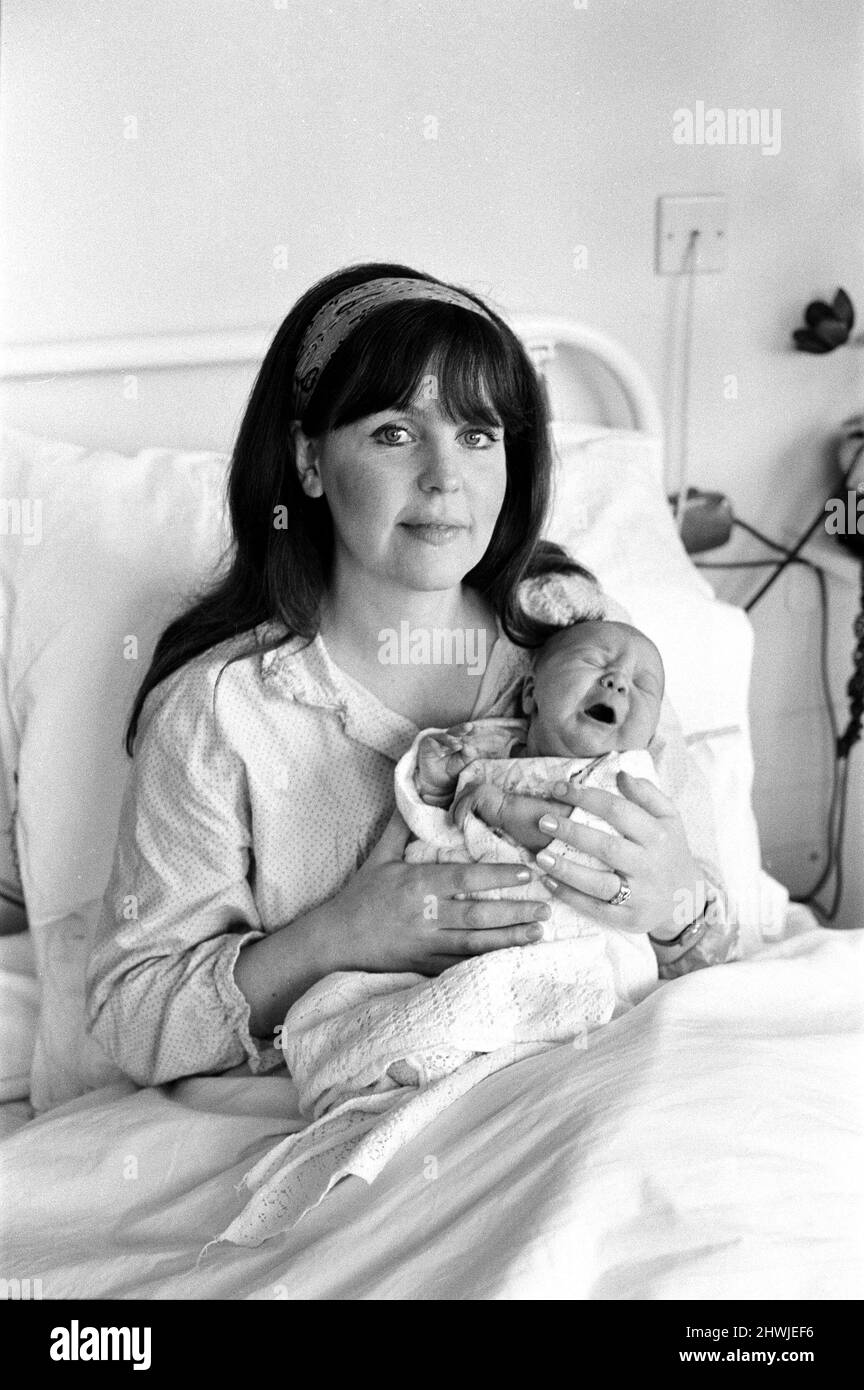 L'attrice Pauline Collins ed il suo marito hanno una nuova figlia del bambino. Catherine Bridie è nata il 9th febbraio presso la St Teresa's Nursing Home di Wimbledon. 15th febbraio 1973. Foto Stock