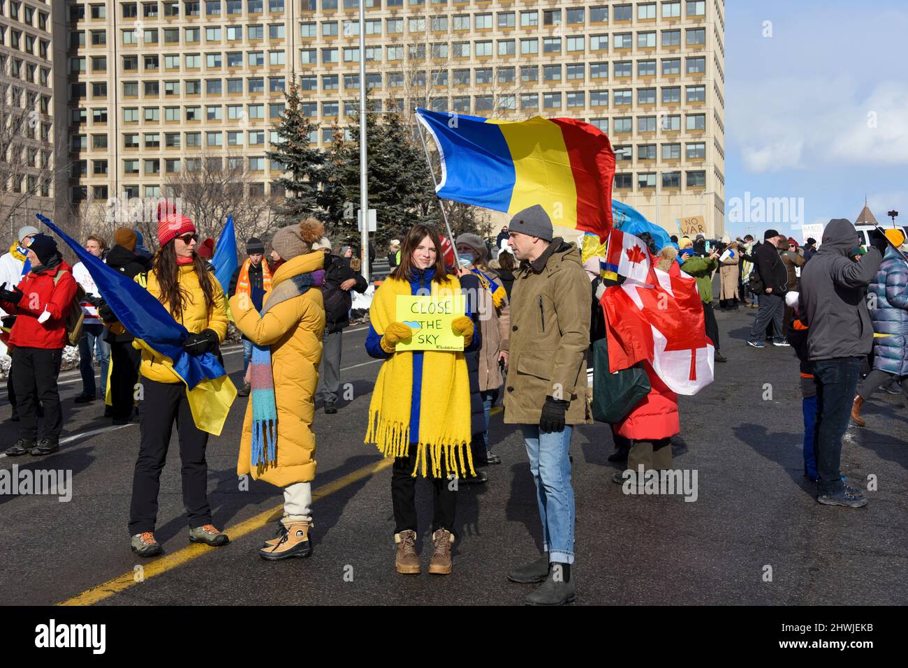Ottawa, Canada - 27 febbraio 2022: Un segno che chiede una zona di no-fly a Ottawa si trova con Ucraina Rally e marcia per protestare l'invasione russa Foto Stock Ottawa, Canada - 27 febbraio 2022: Un segno che chiede una zona di no-fly a Ottawa si trova con Ucraina Rally e marcia per protestare l'invasione russa Foto Stock