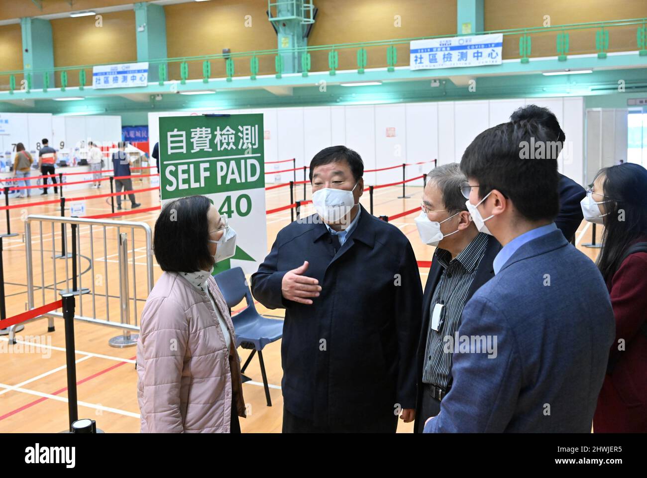 (220306) -- HONG KONG, 6 marzo 2022 (Xinhua) -- un gruppo di esperti sanitari del continente guidato da Liang Wannian (2nd L), capo del gruppo di esperti COVID-19 Response sotto la Commissione sanitaria nazionale cinese, visita un centro di test comunitario presso il Kwa WAN Sports Center, Accompagnato dal Segretario per l'alimentazione e la salute del governo della Regione amministrativa Speciale di Hong Kong (HKSAR), Sophia Chan (1st L), a Hong Kong, Cina meridionale, 5 marzo 2022. (Dipartimento dei servizi informativi del Governo della HKSAR/Handout via Xinhua) Foto Stock
