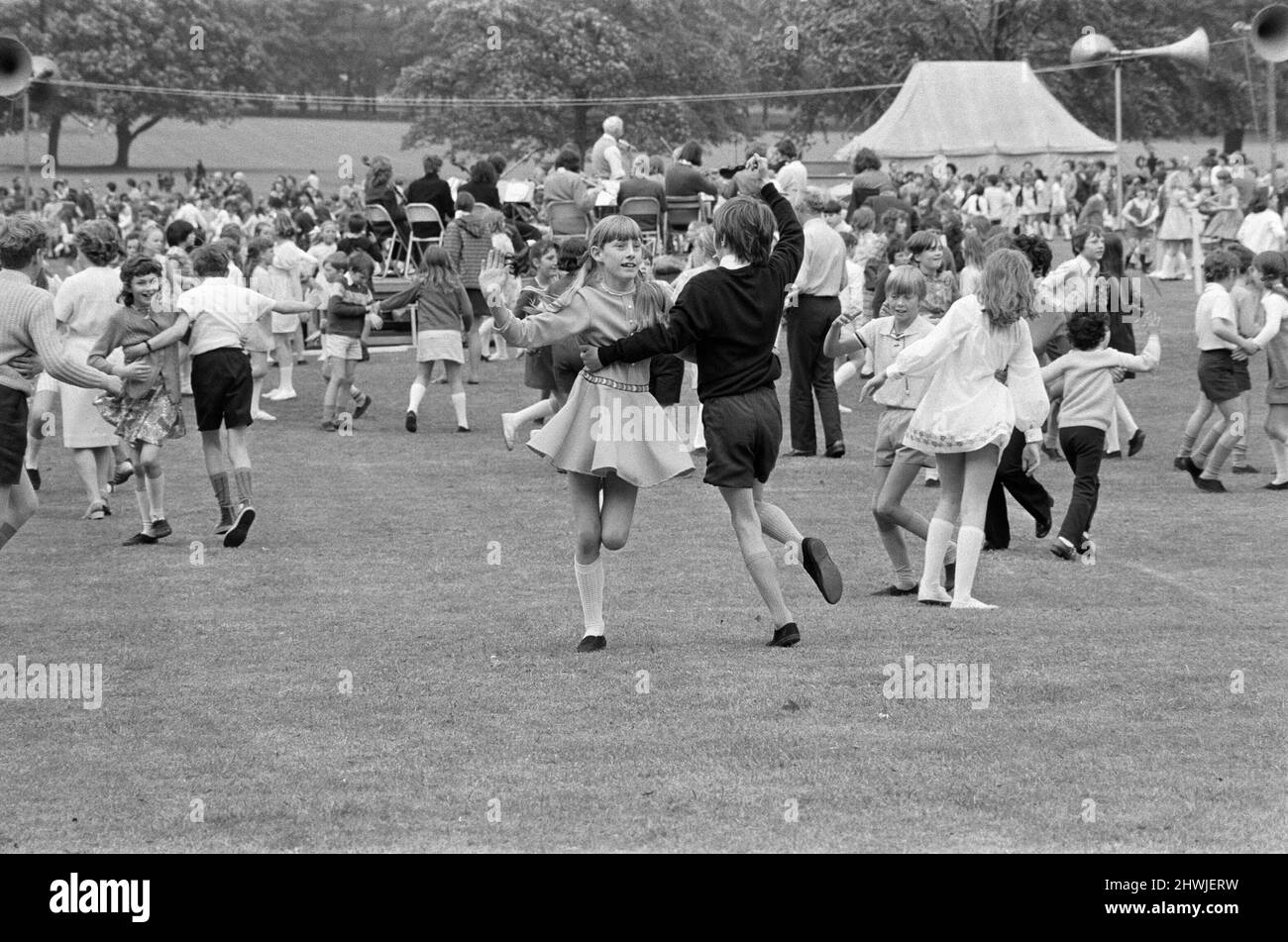 I bambini ballano in campagna a Teesside. 1972. Foto Stock